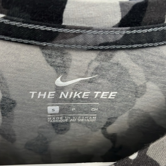Nike tee - Picture 2 of 3